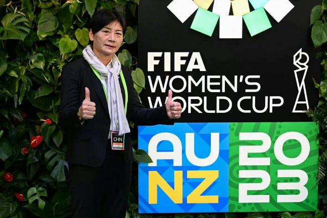 女生脱了内裤让男生捅
